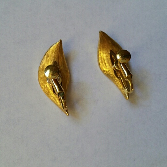 Vintage calla lily w/ rhinestones clip on earrings - Picture 5 of 7